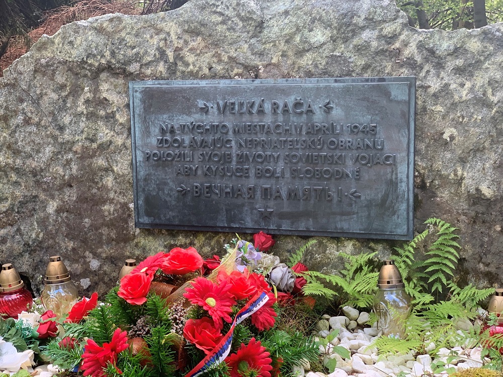 Vedeli ste, že na Veľkej Rači je pamätník padlých sovietskych vojakov?